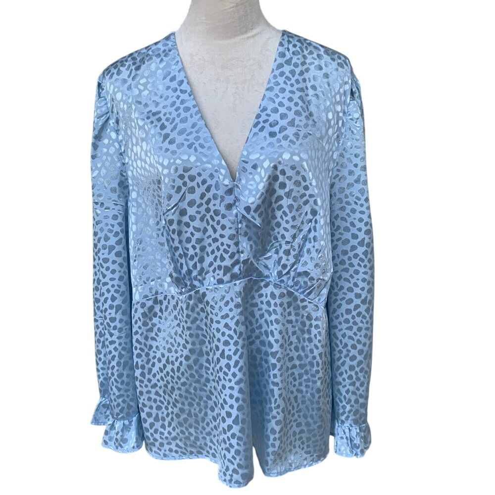 WISHING WAVES. NWT. Ice blue, Satin look Top.Bell style sleeves. 3X.